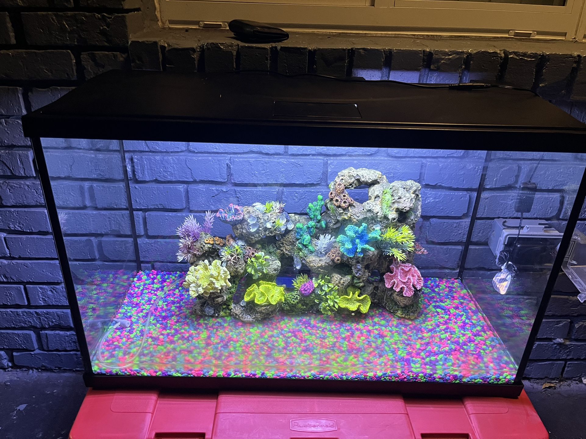 AQUARIUM 29” Gallons .. LIKE NEW