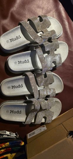 FREE Rhinestone Sandals – Sizes 9 & 10