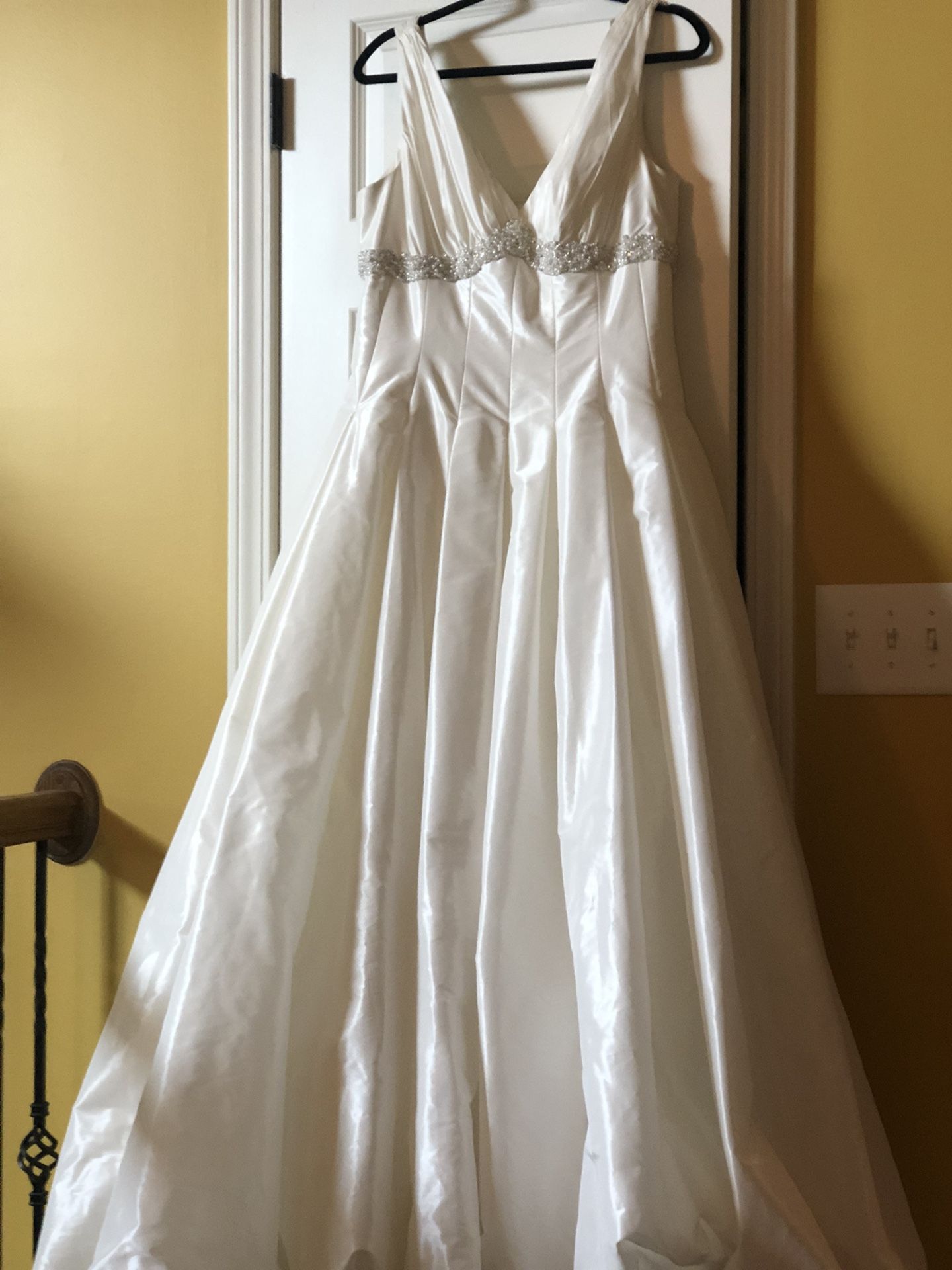 Beautiful Wedding Dress Size 14 Ivory with Sweet heart Neckline