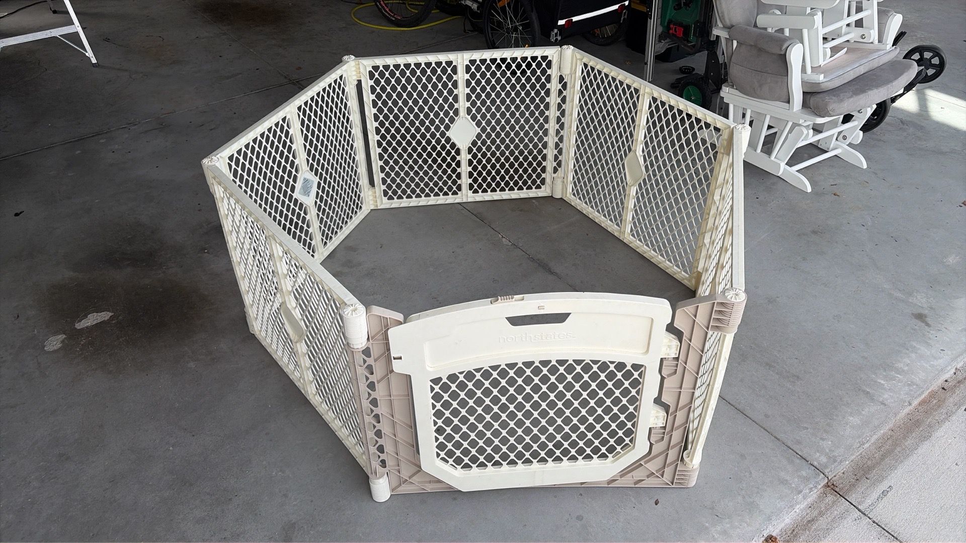 Enclosure for pets or child