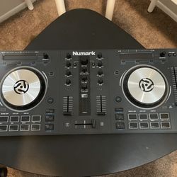 Numark MT3 DJ Controller