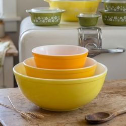 Vintage Pyrex Nesting Mixing Bowl Set 404 403 402 Yellow Orange Gradient MCM 3 Piece Set