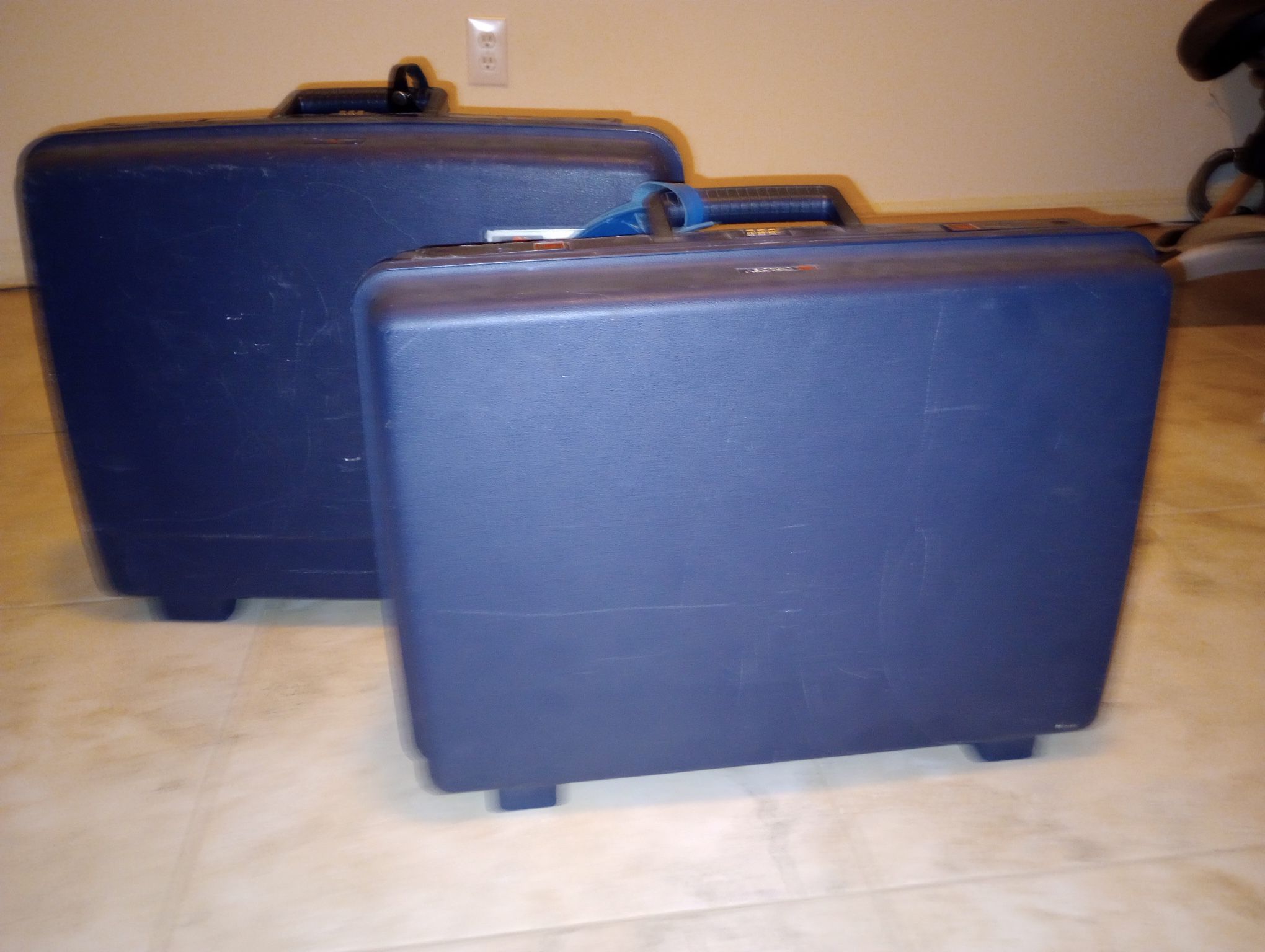 2delsey Hard Sided Suitcases- Largest 21 In