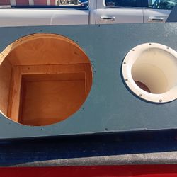 4.4 Cubes Single 15 Box Double Baffled Birch In Great Shape With Bracing  200$ Firm 