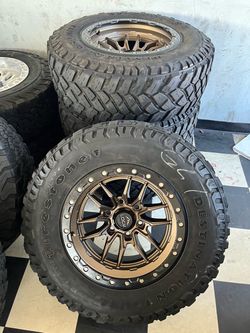 Vendo set de rines nuevos 17x9 de ancho de 6-139.7 lugs con llantas 255/75/R17 Faresstome por $940