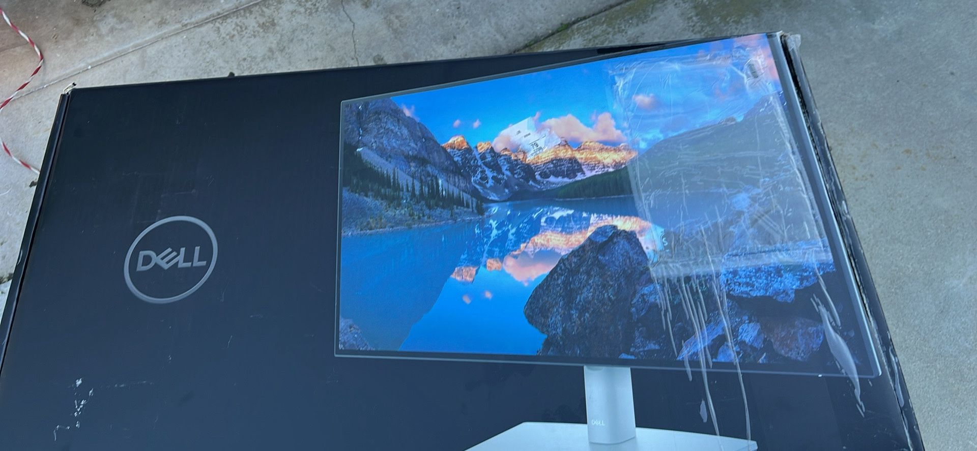 Dell Ultrasharp 27” monitor model U2722DE