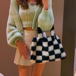 NWOT
URBAN OUTFITTERS CHECKERED SHOULDER TOTE BAG PURSE 
SUPER CUTE AND CHIC
FITS THE EVERYDAY BASIC ESSENTIALS 
SNAPPED BUTTON CLOSURE
FAUX FUR
PLUSH