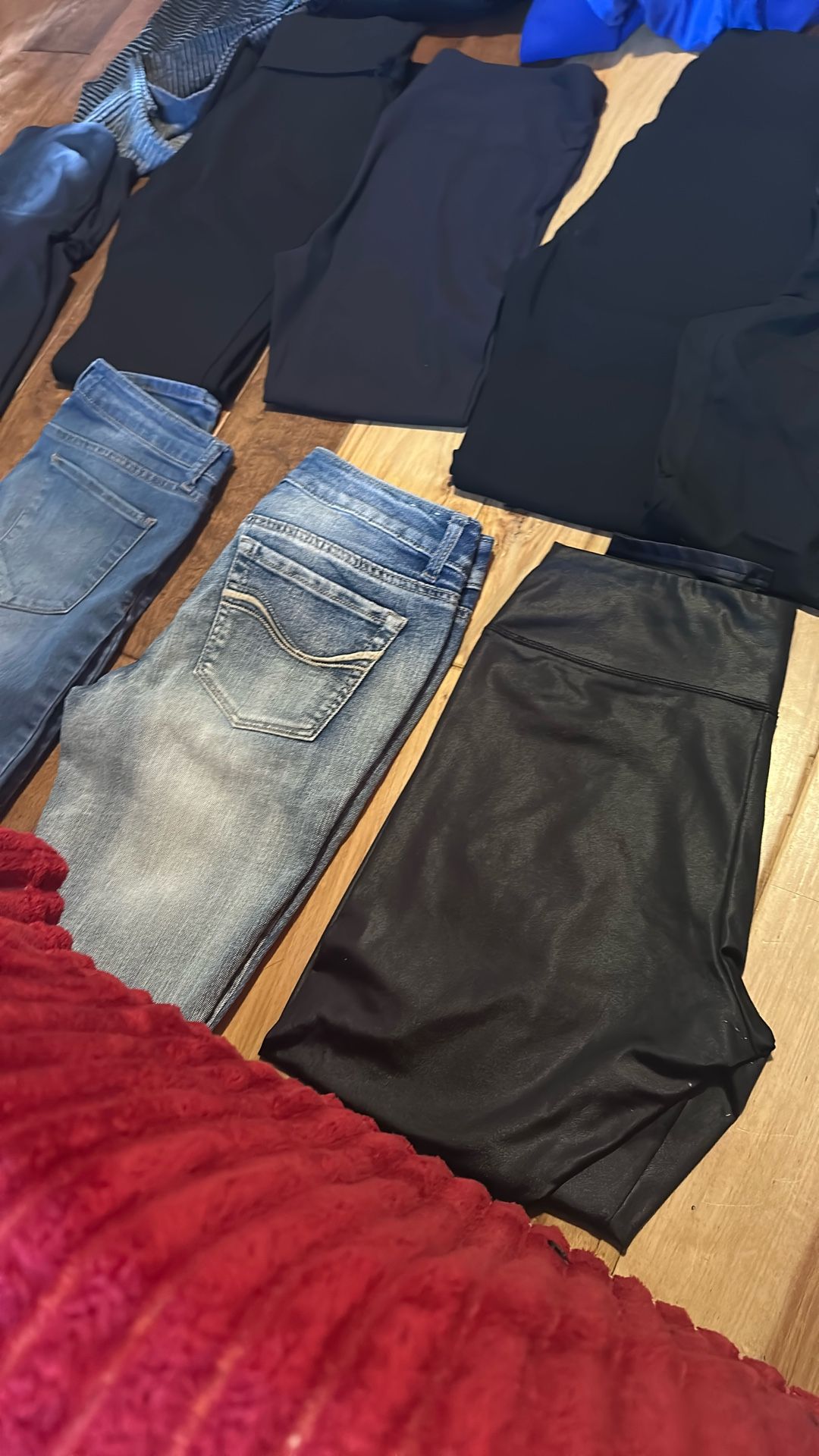 Ropa De Mujer Size M Y L Buenas Condiciones Y Marcas Poco Uso Mayas Pantalones Sudaderas Blusas Todo Por $30