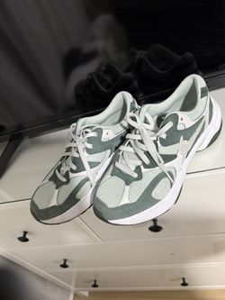 7.5 Woman Nikes Missing Inside Sole 