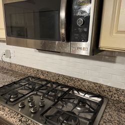 Set Of GE Gas Range & Microwave 