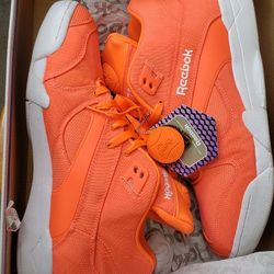 PRE OWNED Reebok court victory pump tech 