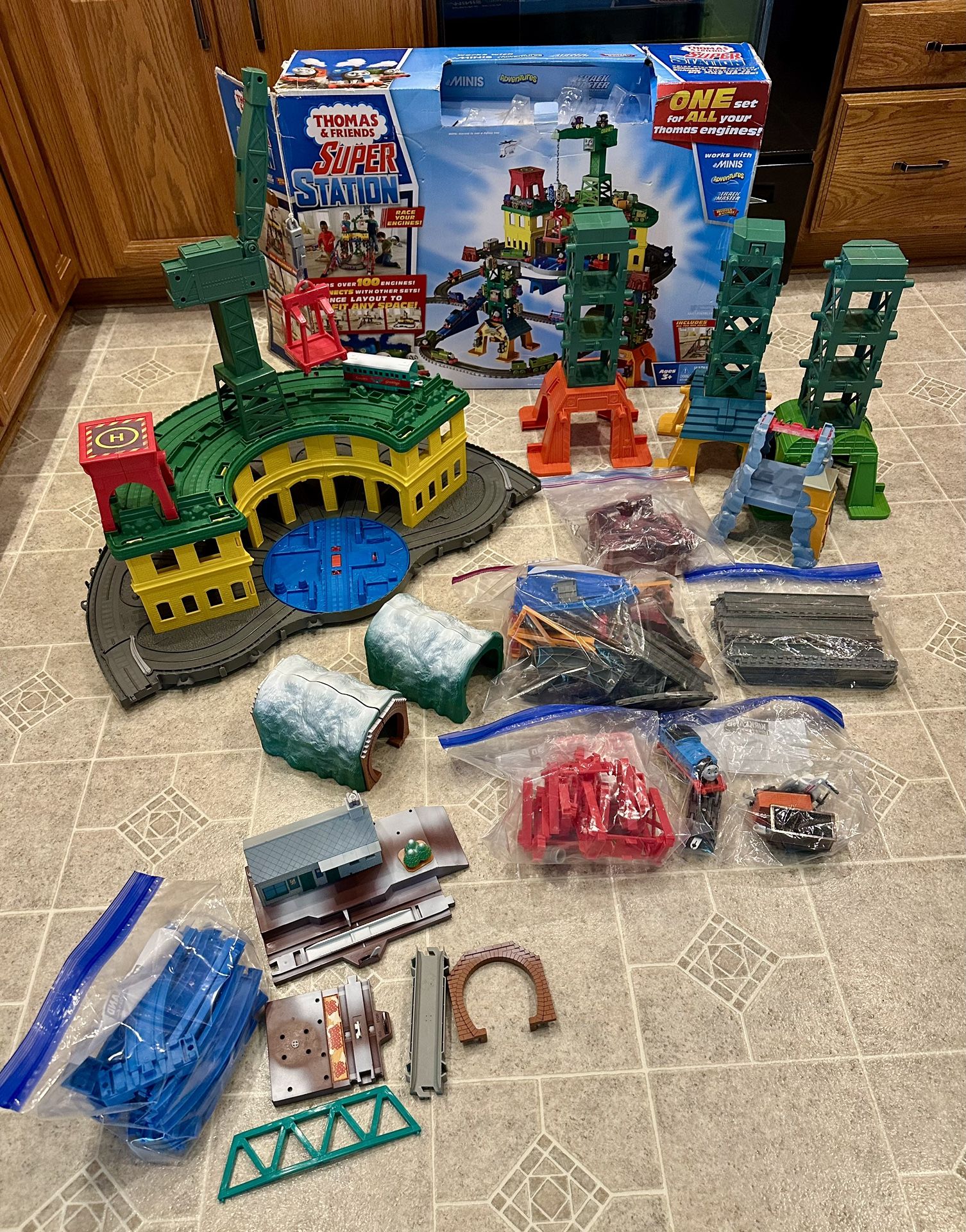 Thomas & Friends Super Station / TOMY Flying Harold Train Station / Train Set