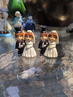 vintage 1960s plastic bride and groom wedding cake toppers