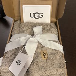 BRAND NEW ! UGG Faux Fur Throw Blanket , 50" x 70" RETAILS FOR $100