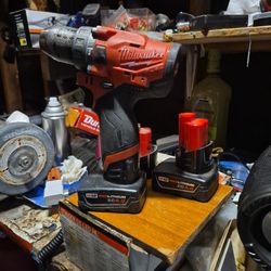 Taladro Con Tres Baterias Milwaukee 