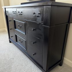 Dresser And Nightstands 