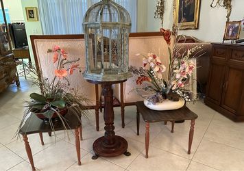 Elegant Home Décor – Decorative Birdcage & Floral Arrangements. Elegante decoración para el hogar – Jaula decorativa y arreglos florales