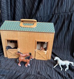 Mellisa and Doug fold and go horse stable