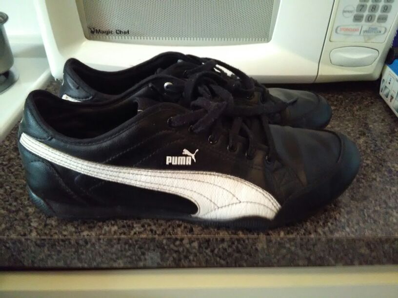 Leather pumas nice size 10/1/2