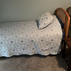 2 Twin Beds With Mattress & Bedspreads 