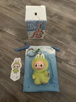 Labubu Pin For love - Letter V