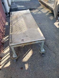 Rolling industrial table