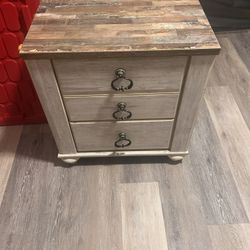 Used Collingswood 4 Pc Bedroom Set