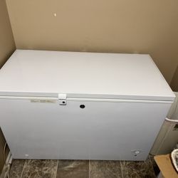 GE® ENERGY STAR® 10.6 Cu. Ft. Manual Defrost Chest Freezer