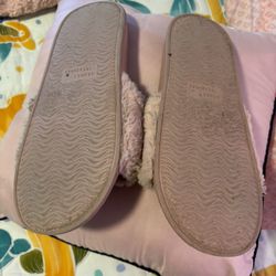 HEY ! LADIES SLIDERS PINK CLEAN ASK $20.00 CASH ONLY NO DELIVERY WE MEET UP GOT IT