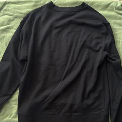 Black crewneck sweatshirt 