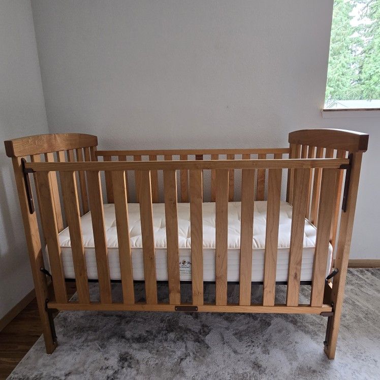 Maple Wooden Crib With Luxury Wool Cover Mattress