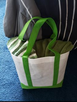 Green Gift Bag, Blanket Throw, fuzzy Socks Combo set