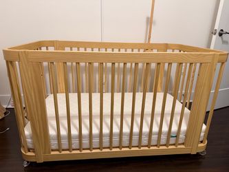 Nestig Crib with mini and large mattress