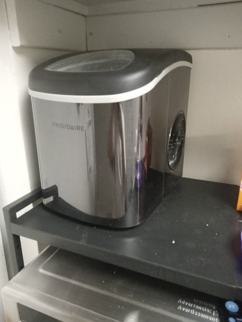 Frigidaire Ice Maker Machine
