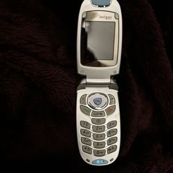 LG VX5200 flip phone for the Verizon Wireless network. No Charger