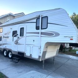 2006 PROWLER  26ft Very Large Slide Out One Owner Very Clean