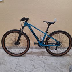 TREK MARLIN 5 MOUNTAIN BIKE 27.5 INCH LIKE NEW ( MEDIUM) CHECK MY OTHER BIKES 