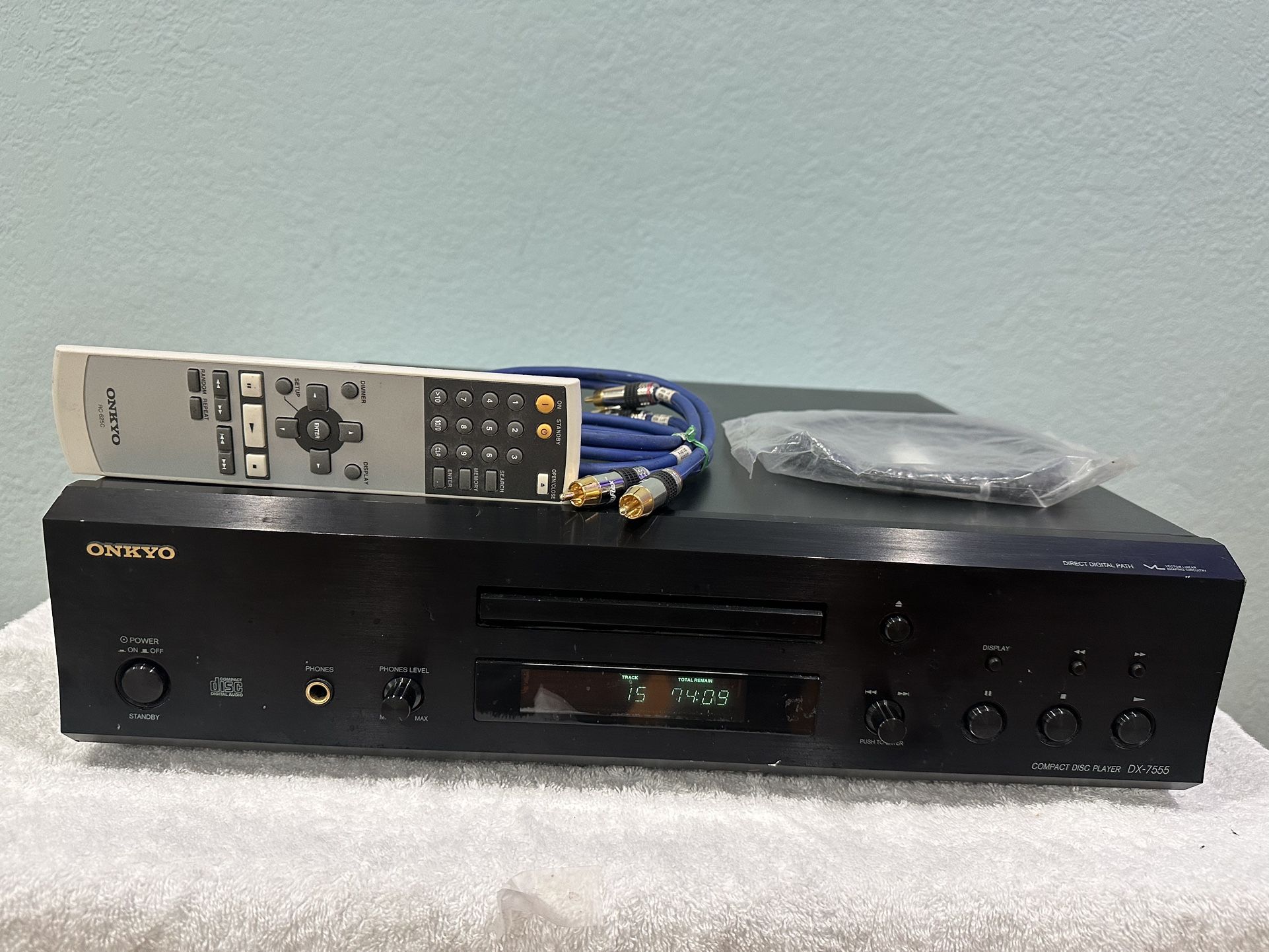 ONKYO DX-7555 Stereo Compact Disc CD Player With Remote and Cables