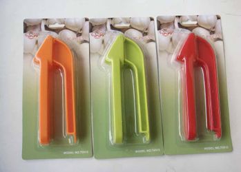 Uniware Garlic Press in 3 Colors