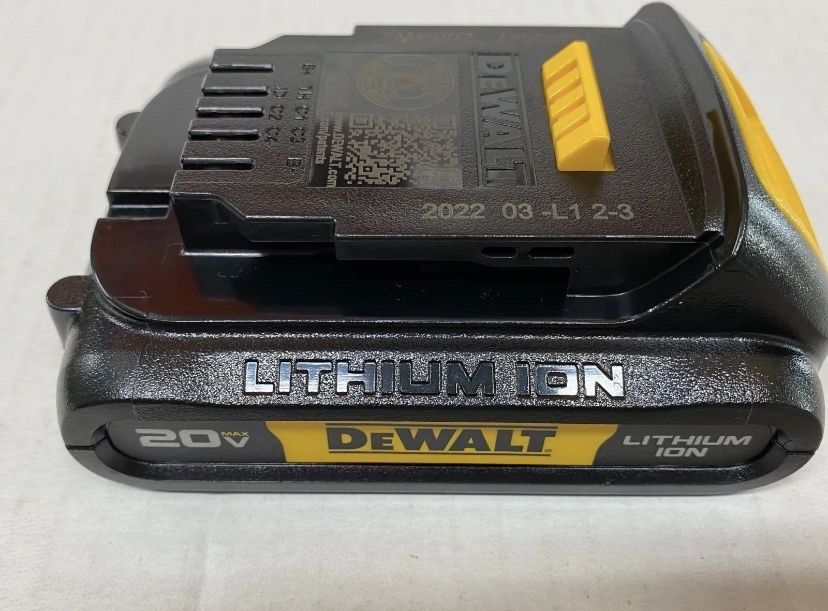 NEW Genuine DEWALT DCB201 20V MAX 1.5Ah Lithium-Ion Battery 2022 Date Code