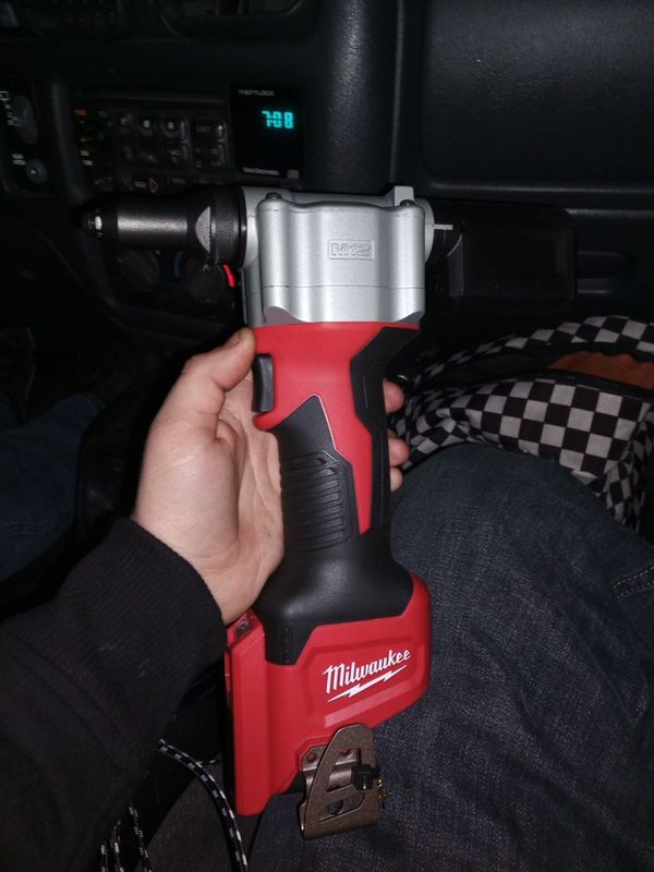 BRAND NEW MILWAUKEE RIVET GUN for Sale in Beaumont, CA OfferUp