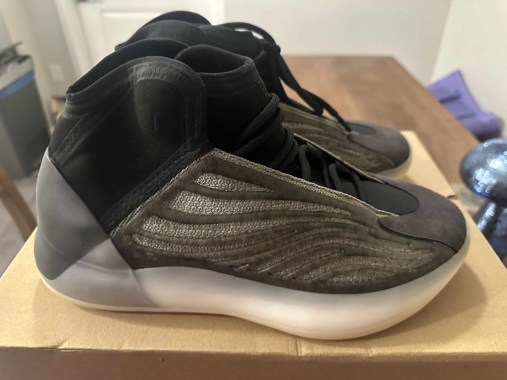 Yeezy  Quantam Size 9.5 