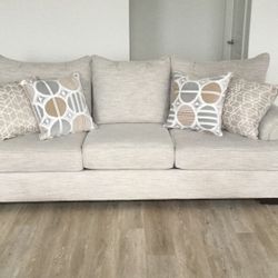 Couch, Like new, Very clean And Comfortable