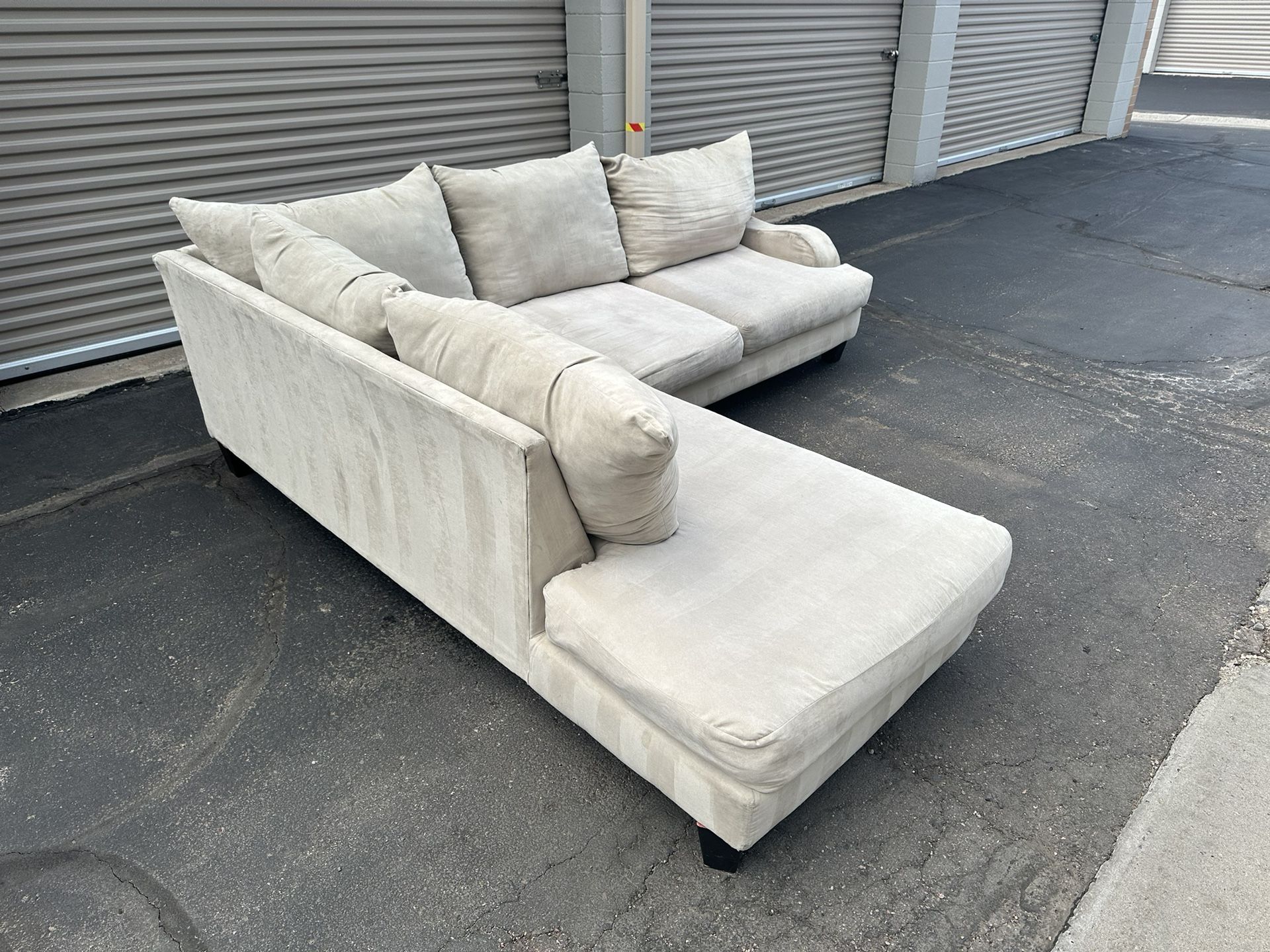 Free Delivery!! Gorgeous Cream Sectional Couch