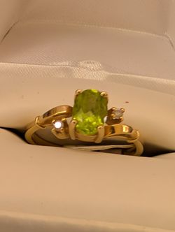 14 K SOLID GOLD PERIDOT AND DIAMOND RING SIZE 6