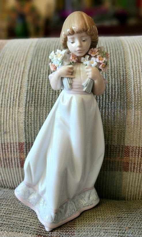 Vintage LLadro Girl Figurine Girl Flower Spring Bouquets #7603