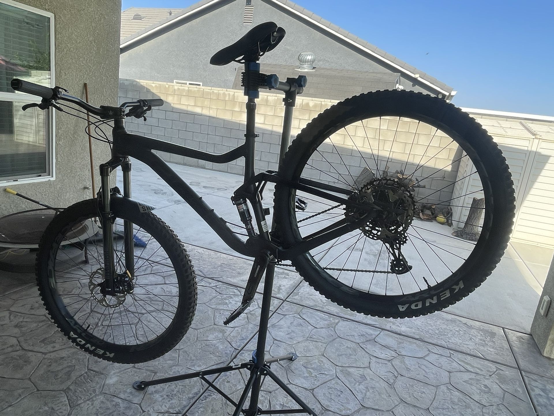 Giant Stance 2 (29er) Gun Metal Black