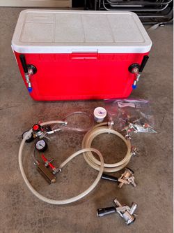 Dual tap jockey box with regulator and taps