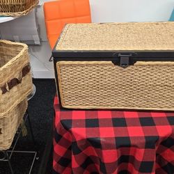 Wicker tables, tables and baskets 