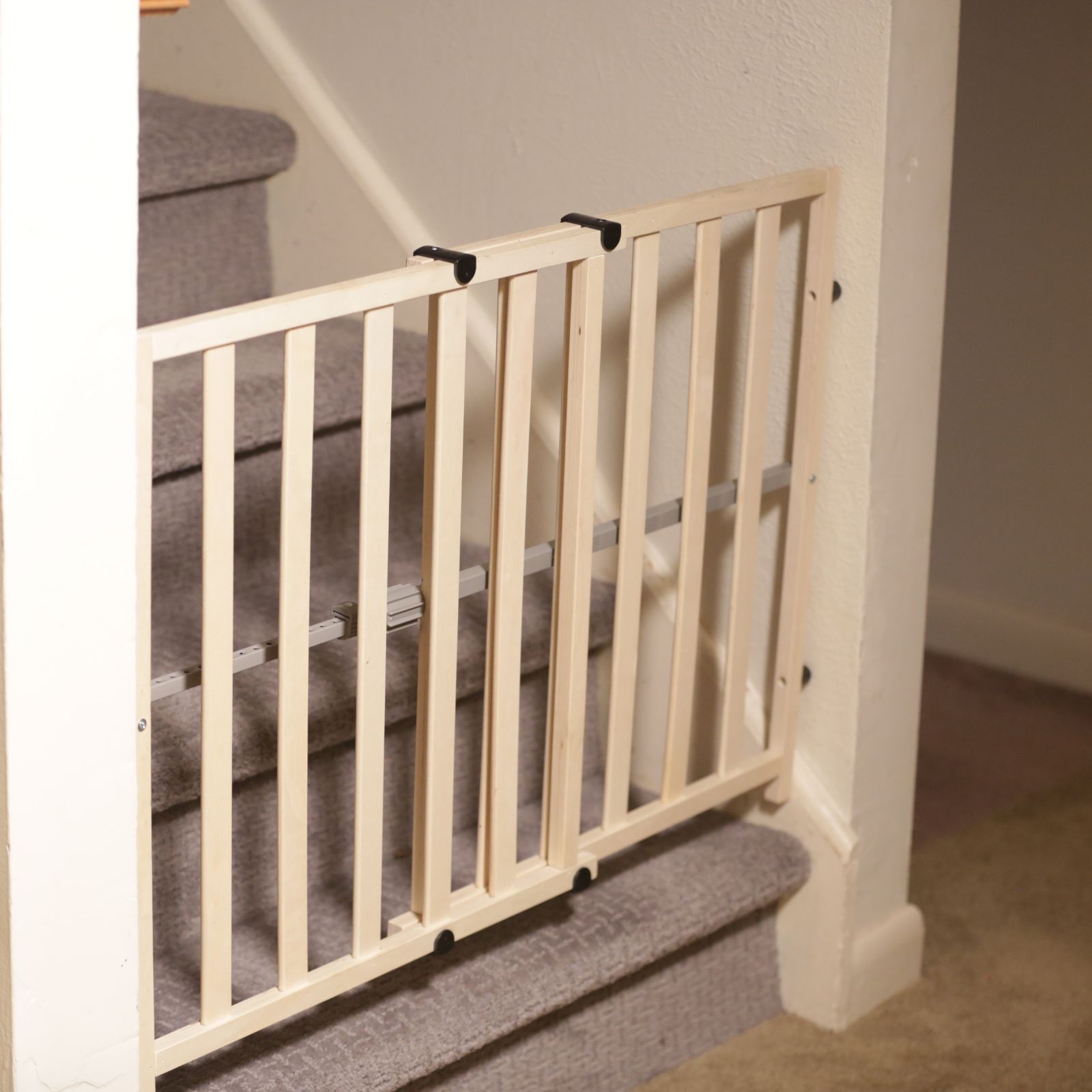 Regalo Wooden Expandable Safety Gate